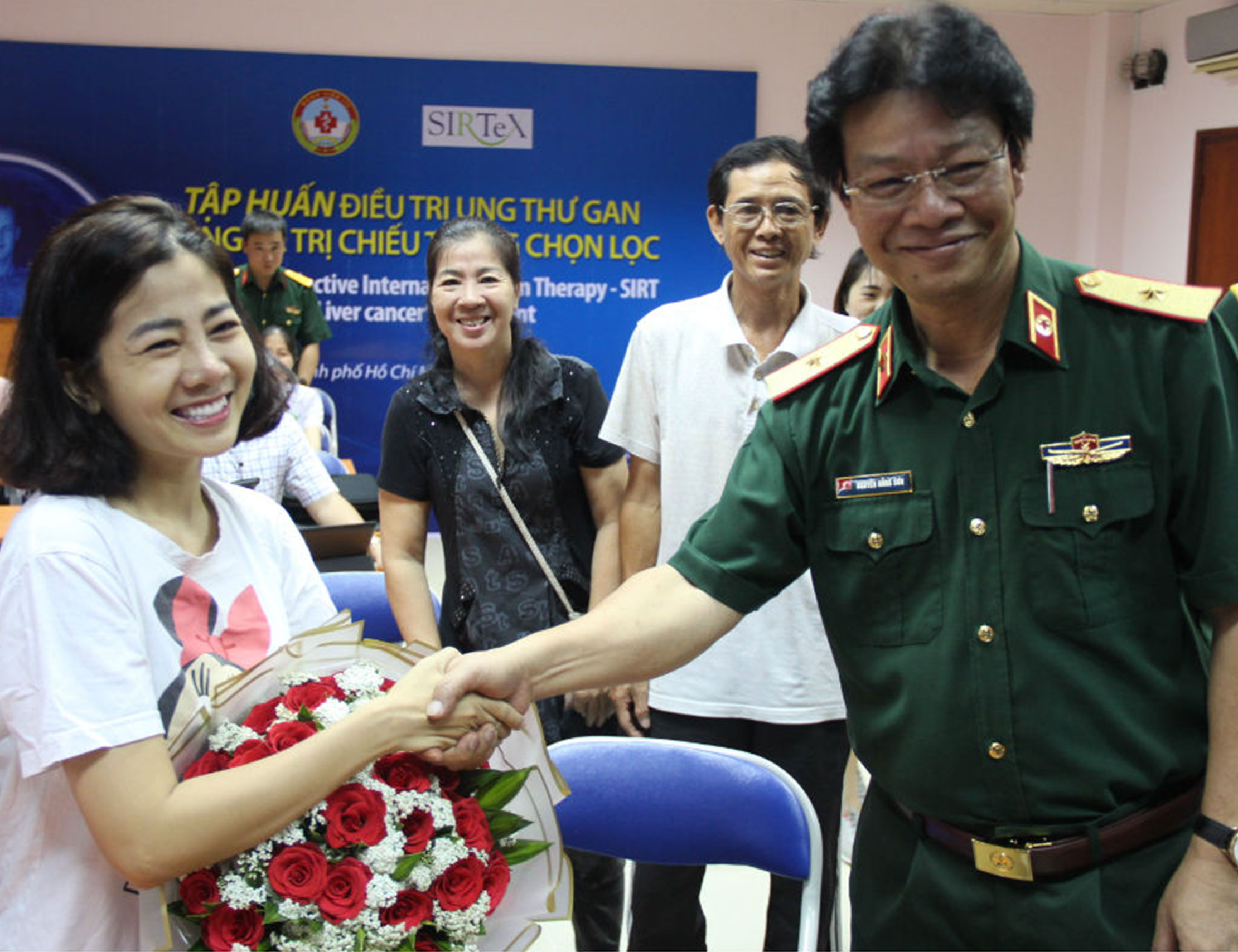 Diễn viên Mai Phương tươi tắn ngày xuất viện