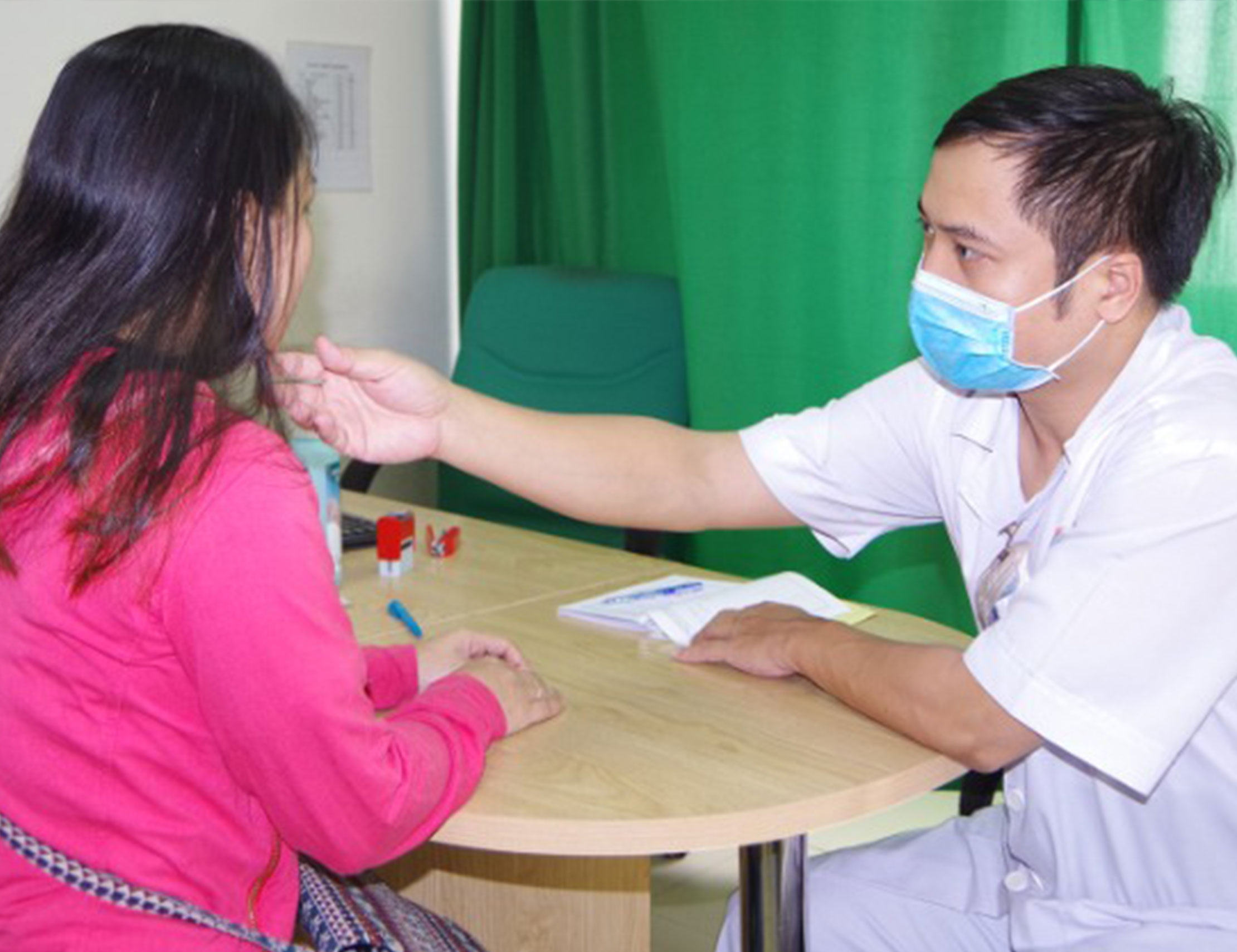 Bệnh nhân khám bệnh tại Bệnh viện Quân y 175. Ảnh: